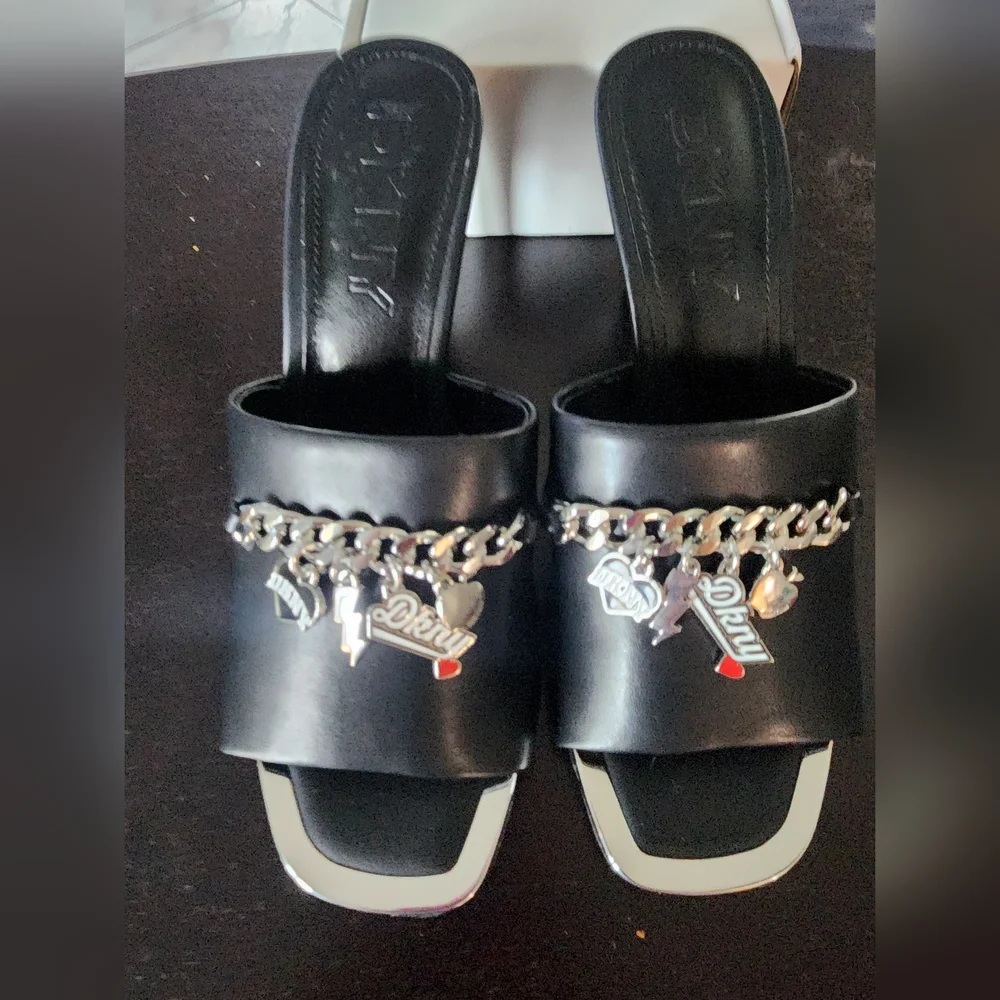NWOT DKNY Black Slide Sandals with Silver Chain and Charms Size 6.5